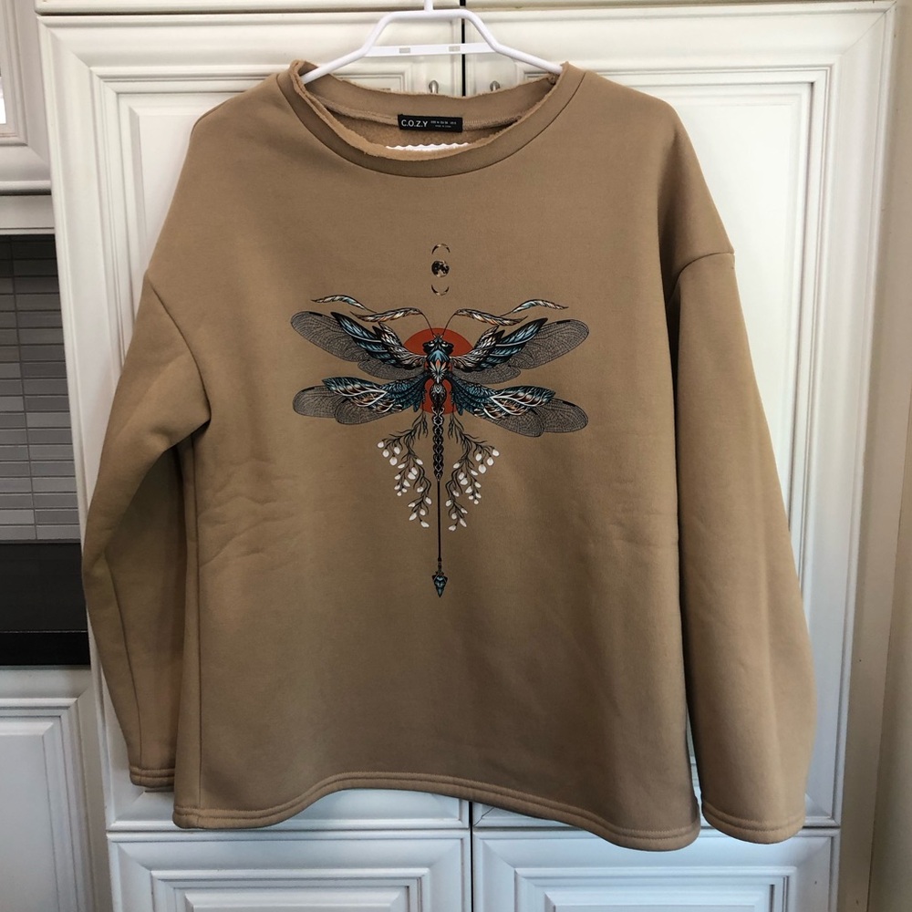Cozy women’s graphic sweatshirt